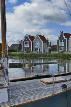 Neuharlingersiel-Fischerhaeuschen-Plattbodenschiff-Ostfriesland